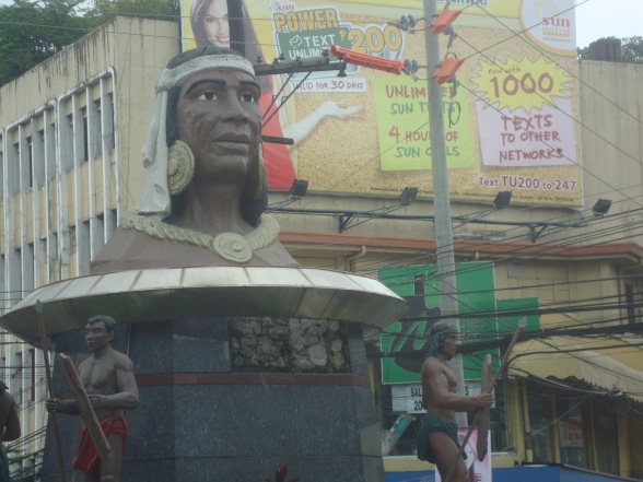 паметник на вожда Уло-нг-Апо, чието име носи Олонгапо