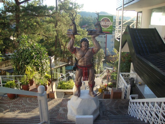 фигура на човек от местните племена игорот - на стръмното стълбище